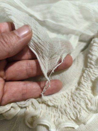 Blusa y pañuelo de seda beige y blanca