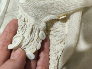 Blusa y pañuelo de seda beige y blanca