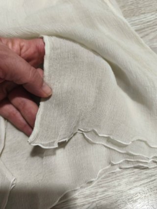 Blusa y pañuelo de seda beige y blanca