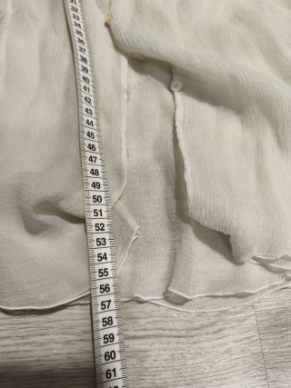 Blusa y pañuelo de seda beige y blanca