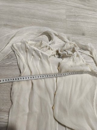 Blusa y pañuelo de seda beige y blanca