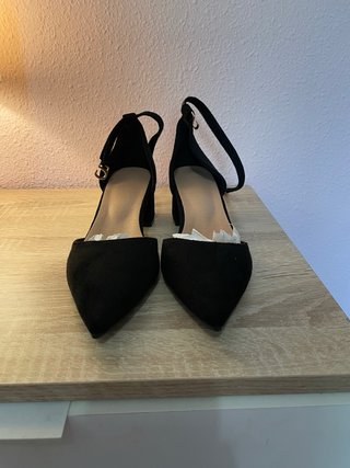 Zapatos de tacón negros, punta fina