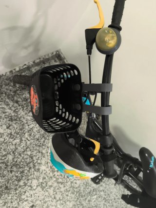 Bicicleta infantil con casco, cesta y mochila.