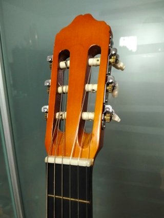 Chitarra classica gialla