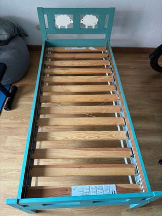 Cama infantil IKEA verde con ovejas