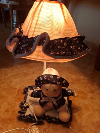 Lámpara de tela con figura de muñeca