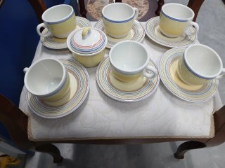 Juego de tazas y platillos de cerámica
