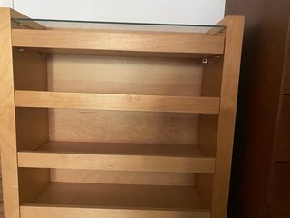 Estantería de madera y cristal