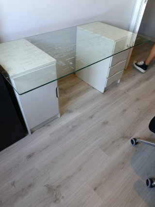 Escritorio cristal con 2 cajoneras