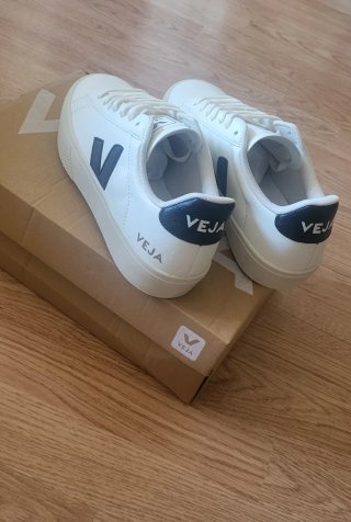 Zapatillas Veja Campo Blancas y Negras.