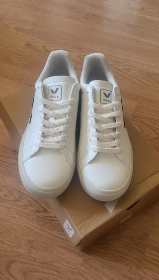 Zapatillas Veja Campo Blancas y Negras.