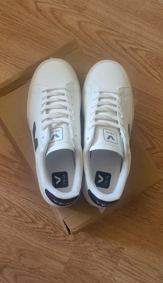 Zapatillas Veja Campo Blancas y Negras.