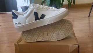 Zapatillas Veja Campo Blancas y Negras.