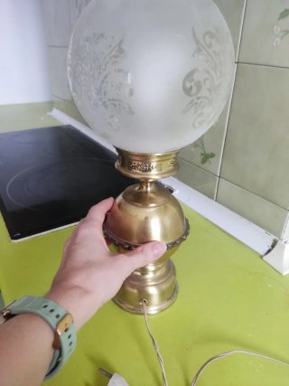 Lámpara de mesa antigua dorada