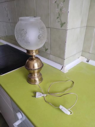 Lámpara de mesa antigua dorada