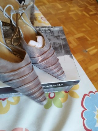Sandalias Pedro Miralles fiesta tacón dorado y pla