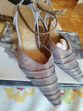 Sandalias Pedro Miralles fiesta tacón dorado y pla