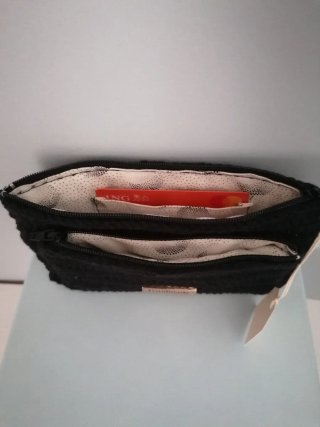 Cartera negra tejida a crochet con doble bolsillo