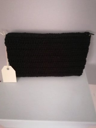 Cartera negra tejida a crochet con doble bolsillo