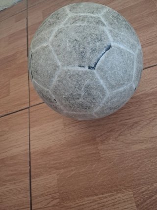 Balón de fútbol desgastado