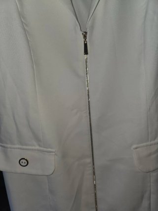 Vestito blazer bianco. È un vestito formale