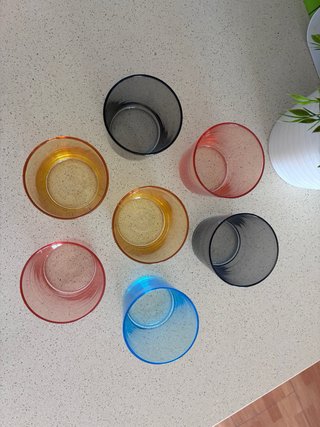Vasos de cristal de colores alegres