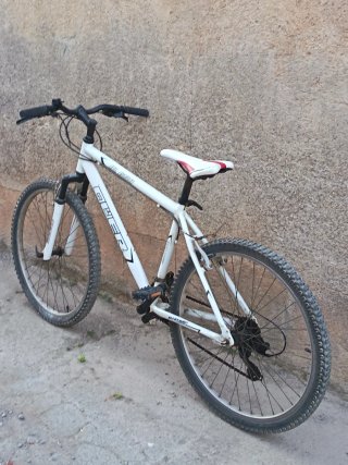 Bicicleta de montaña blanca