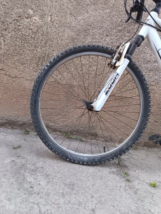 Bicicleta de montaña blanca
