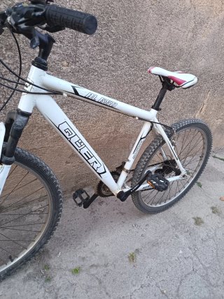 Bicicleta de montaña blanca