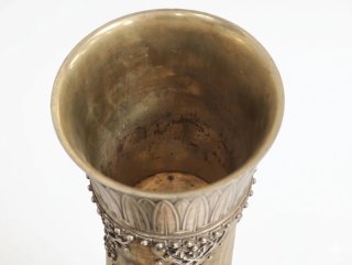 Antiguo cuerno ceremonial alemán con soporte