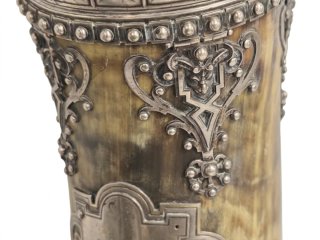 Antiguo cuerno ceremonial alemán con soporte