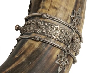 Antiguo cuerno ceremonial alemán con soporte