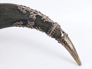 Antiguo cuerno ceremonial alemán con soporte