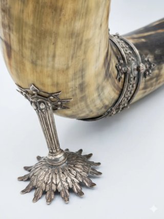Antiguo cuerno ceremonial alemán con soporte