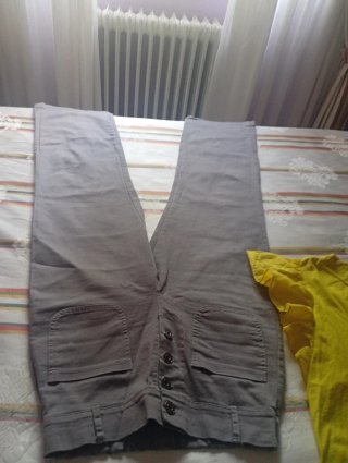 Blusa amarilla con volantes y bolsillo