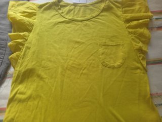 Blusa amarilla con volantes y bolsillo