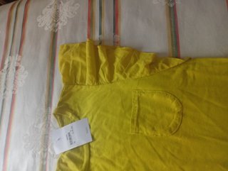 Blusa amarilla con volantes y bolsillo