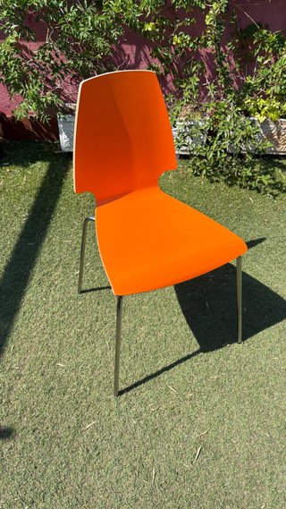 Silla naranja moderna. Ideal para la cocina