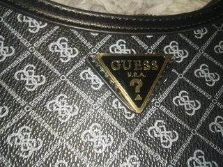 Bolso Guess Negro con Estampado GG Dorado