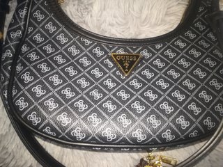 Bolso Guess Negro con Estampado GG Dorado