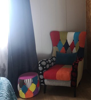Sillón y puff patchwork multicolor