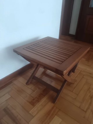 Mesa de salón o terraza de madera