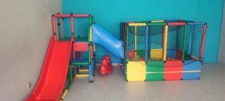 Parque de bolas con tobogán y asientos