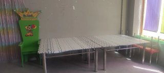Parque de bolas con tobogán y asientos