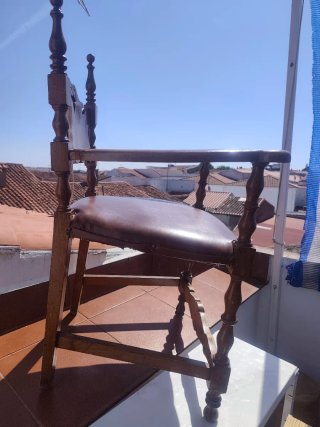 Sillón antiguo de madera con más de 100 años