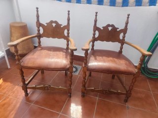 Sillón antiguo de madera con más de 100 años