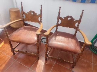 Sillón antiguo de madera con más de 100 años