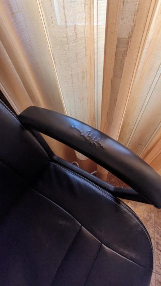 Silla de escritorio de piel sintética negra
