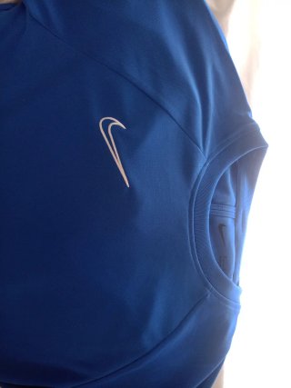 Camiseta Nike Azul con Rayas Blancas