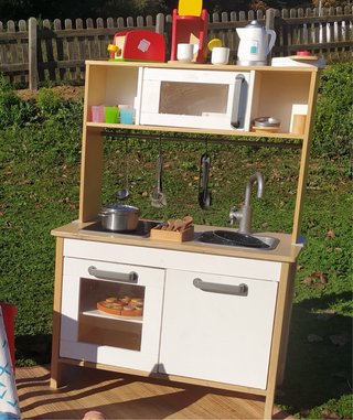 Piccola cucina in legno per bambini